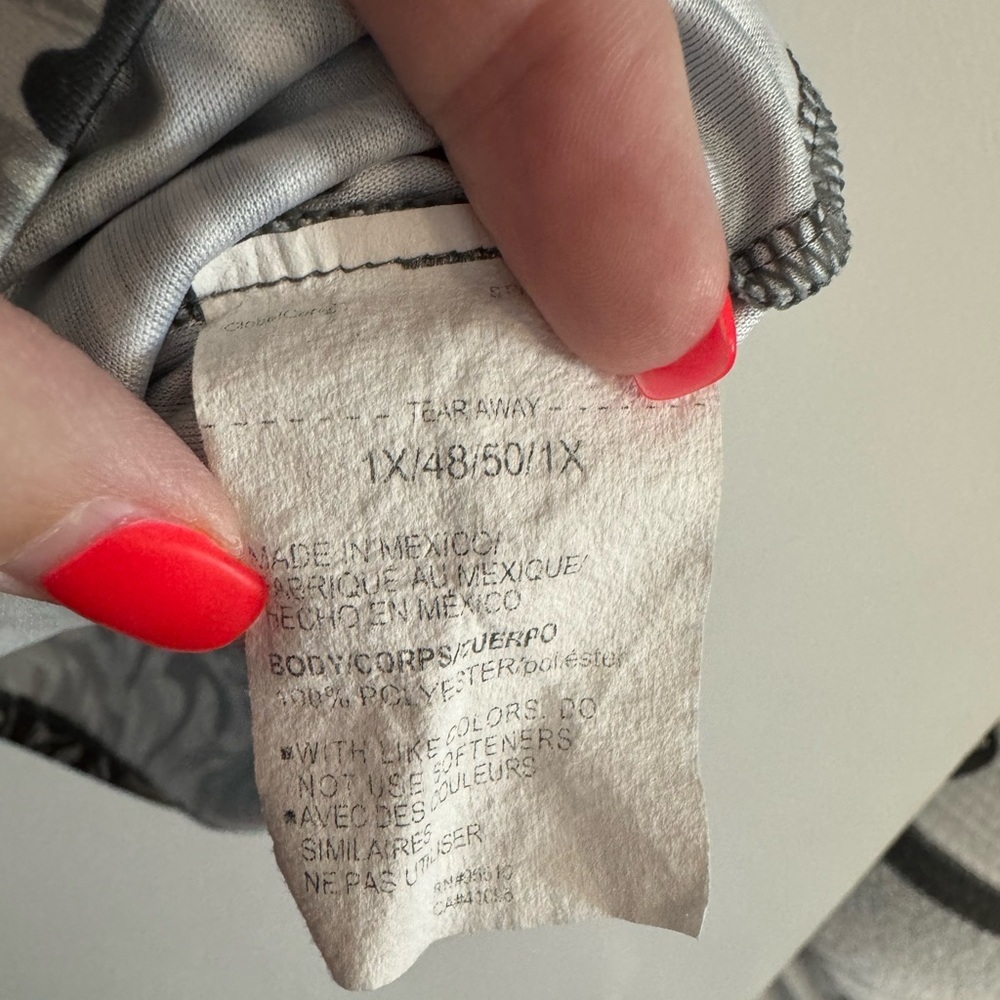Under Armor Women’s 1X Black, Gray, White Print Shirt - Picture 5 of 10